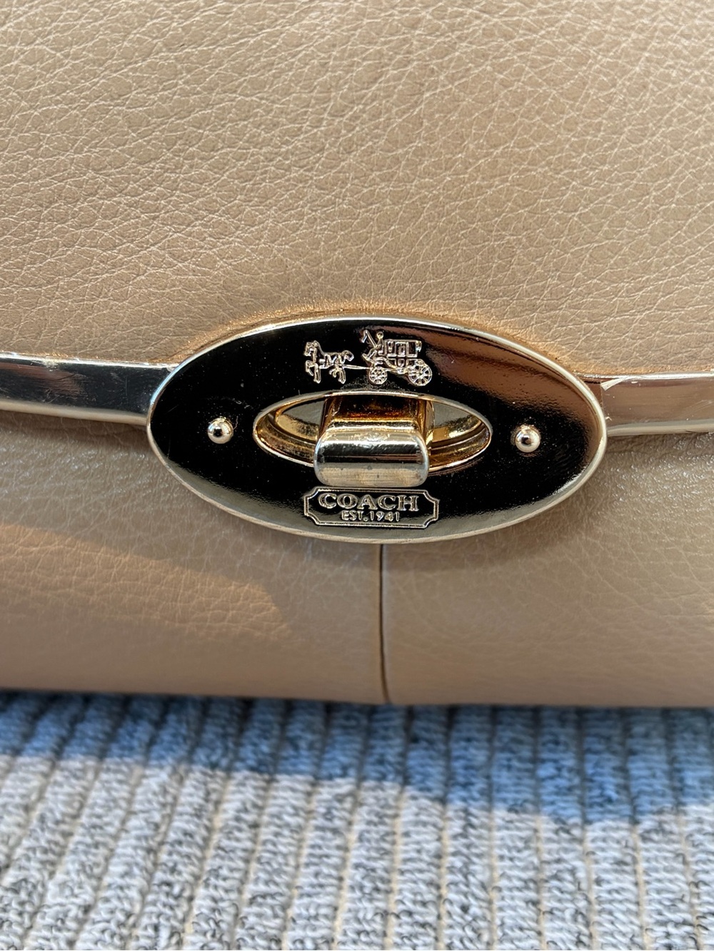 Coach Beige Pebbled leather Shoulder bag/ gold turn lock hardware - Picture 5 of 11
